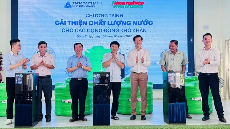 Báo Nông nghiệp và Môi trường cùng Tân Á Đại Thành hướng về miền Tây