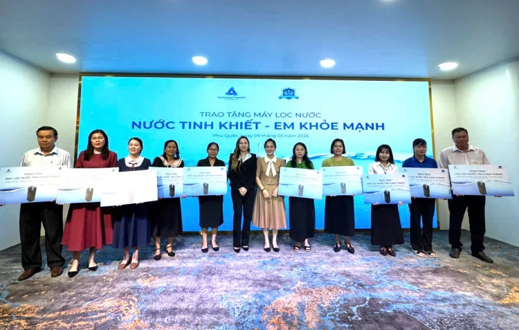 Phú Quốc trao tặng máy lọc nước cho 50 trường học