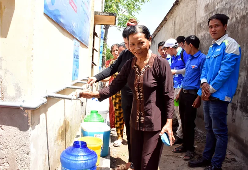 Trao hệ thống máy lọc nước phèn, mặn cho người dân phường Khánh Hòa