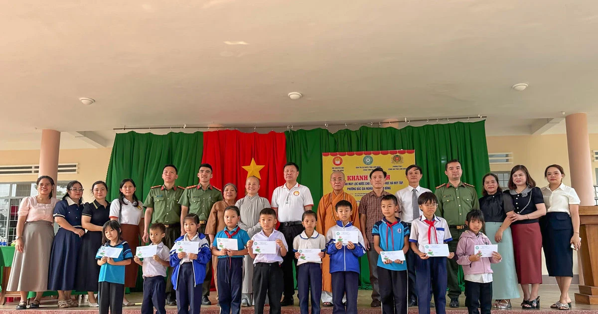 Trao máy lọc nước và học bổng cho học sinh Lâm Đồng