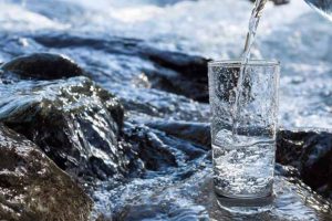 Sự khác biệt giữa nước khoáng thiên nhiên và nước khoáng nhân tạo